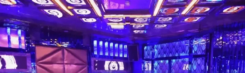 원형 LED 패턴 천장의 블루 조명 룸