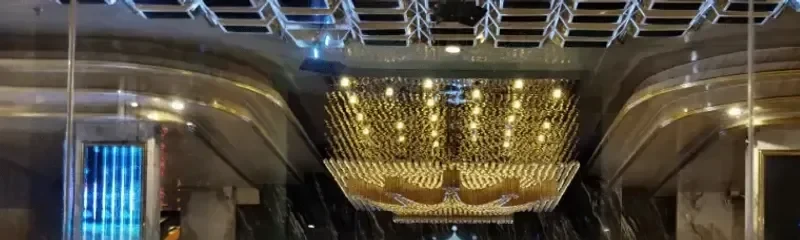 화려한 샹들리에 조명이 켜진 크라운 가라오케 복도
