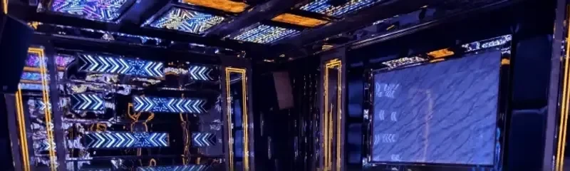 화살표 패턴 LED 벽면과 대형 스크린이 있는 룸